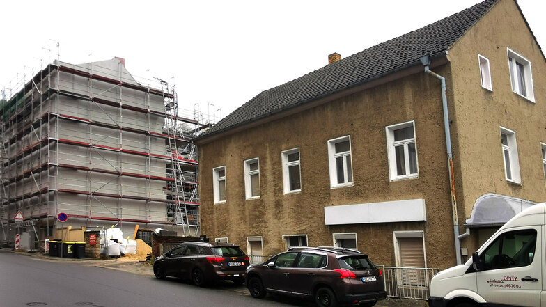 Entlang der Langbeinstraße soll ein neuer Wohnblock entstehen. Er wird sich unmittelbar an das im Bau befindliche Eckhaus anschließen. Das Wohnhaus im Vordergrund kommt weg.