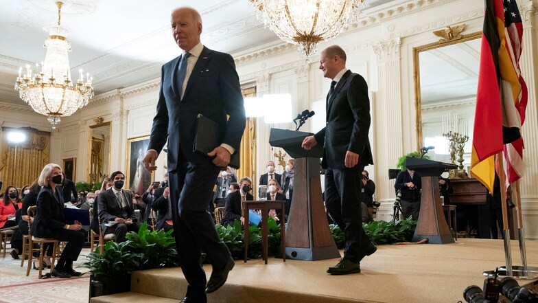 Scholz und Biden verlassen die Pressekonferenz im Weißen Haus.