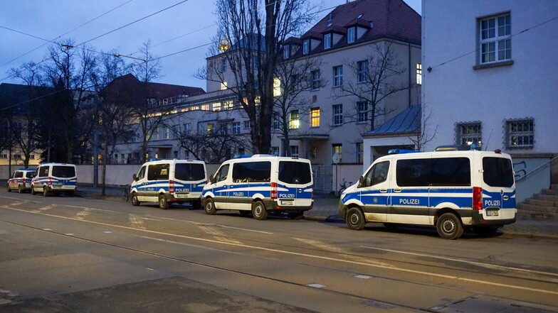 Polizeifahrzeuge stehen Ende Januar vor dem Gelände der Psychiatrie der Uniklinik Leipzig, nachdem eine Dutzend Corona-Demonstranten auf das Areal vorgedrungen waren.