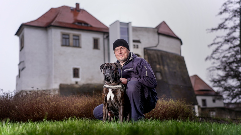 Frank Mojzic und sein Boxerrüde Juri: Der Mitarbeiter des Radeberger Ordnungsamts hat mit seinem Hund eine Ausbildung absolviert, um ihn auf Streifgänge durchs Stadtgebiet mitnehmen zu können.