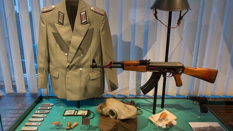 Uniform und Ausrüstung von Mitarbeitern der Staatssicherheit werden bei der Eröffnung der neuen Dauerausstellung „Staatssicherheit in der SED-Diktatur“ in der ehemaligen Stasi-Zentrale in der Normannenstraße zu sehen.