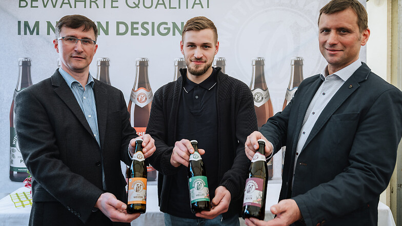 Braumeister Jakob Glaab (Mitte), Sohn von Geschäftsführer Stefan (r.), hat das Bio-Helle entworfen. Links: Johannes Glaab.