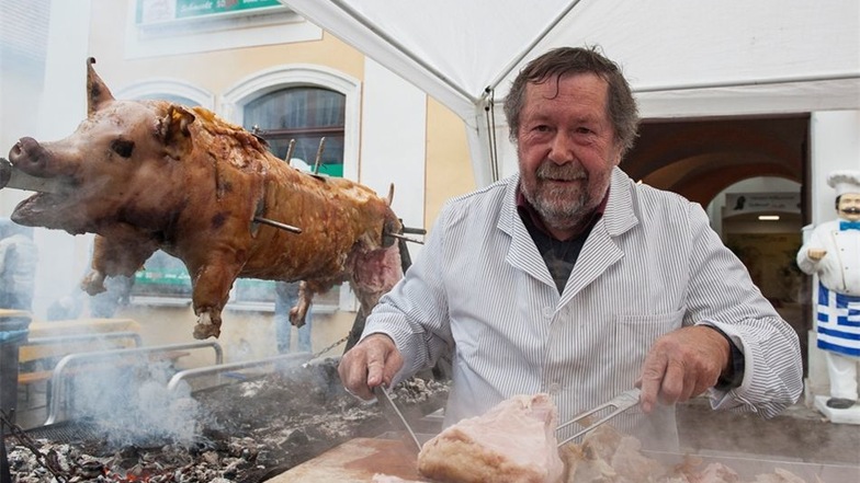 Anziehungspunkt zur Mittagszeit war wieder das beliebte Schwein am Spieß. Gerhard Pilz von der Grill- und Brutzelstube aus Goltzscha beim Portionieren.