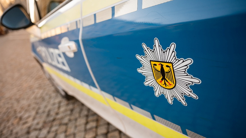 Bundespolizisten haben auf der A4 bei Bautzen ein überladenes Schleuser-Auto gestoppt, in dem insgesamt sieben Personen saßen, darunter zwei Kinder.