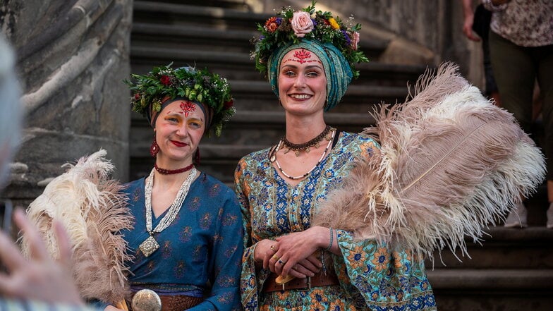 "Das doppelte Flottchen" posiert auf der Rathaustreppe am Untermarkt kurz vor der Eröffnung des Görlitzer Altstadtfestes in Görlitz.