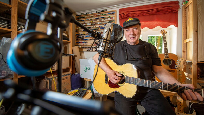 In seinem Musikzimmer in Radebeul schreibt und übt Christian Herzog seine Lieder. Auch im Alter von 70 Jahren ist der Musiker noch technikbegeistert und immer noch auf der Suche nach neuer Inspiration.