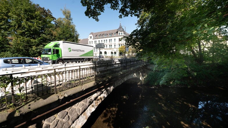 Die Brücke über die Röder ist ebenfalls baufällig. Die Planungen zur Sanierung sind in vollem Gange.