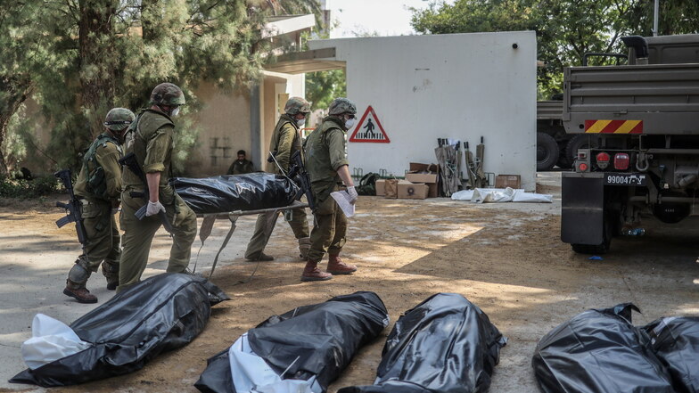 „Was im Kibbutz Kfar Aza geschehen ist, ist ein Massaker, bei dem Frauen, Kleinkinder und ältere Menschen brutal im Stil des IS abgeschlachtet wurden“, sagte ein internationaler Sprecher des israelischen Militärs.