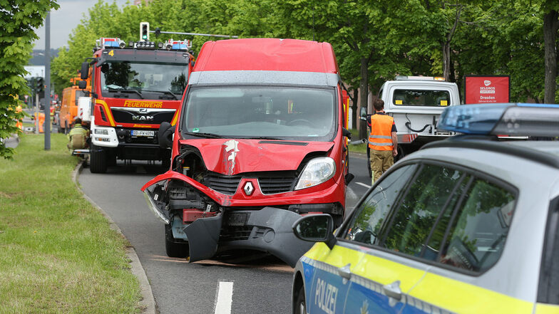 Der Fahrer des roten Transporters ist unverletzt geblieben.