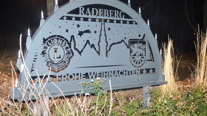 Der neue Schwibbogen steht in der Nähe des Kaiserhofes. Die Idee dazu hatte der Radeberger Lions Club.