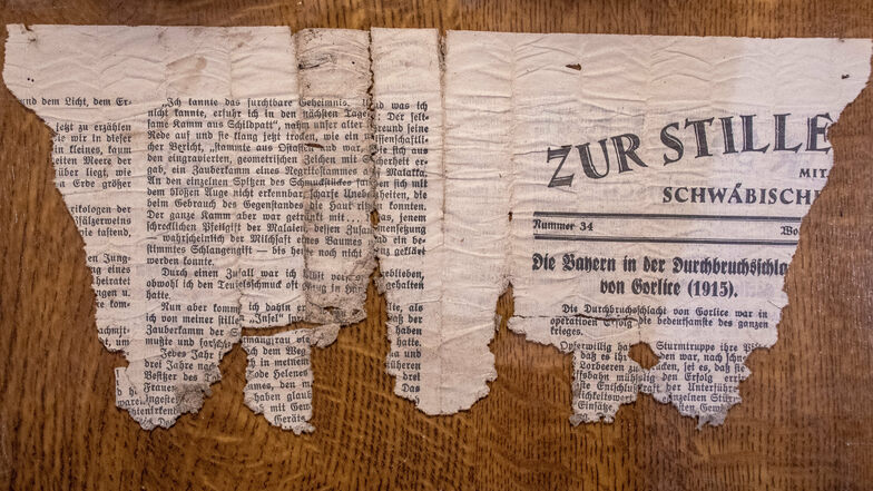 Einen Zeitungsschnipsel hat Albrecht Bergmann in einem Pulverfass gefunden. Der gibt ihm Rätsel auf.