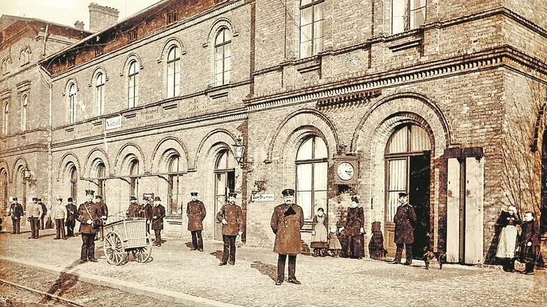 Auf dem Hausbahnsteig des Bahnhofes Nikrisch hatten sich um 1900 die königlich preußischen Bahnbeamten, Bediensteten und Familienmitglieder dem Fotografen in Positur gestellt.