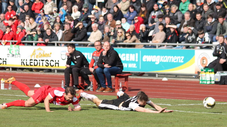 Schon vor sechs Jahren trafen der SV Einheit Kamenz (in rot) und der FSV Zwickau (in schwarz) im Sachsenpokal aufeinander. Damals gewannen die Westsachsen mit 2:1.