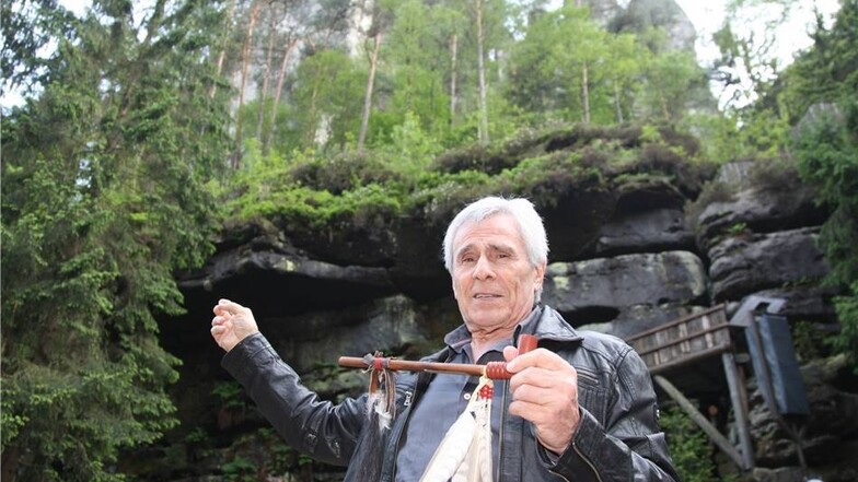 Gojko Mitic zum ersten Mal auf der Felsenbühne Rathen. Er zeigt von der Bühne aus in Richtung Bastei, dort oben hat er 1965 mehrere Szenen für den Film „ Die Söhne der großen Bärin “ gedreht.
