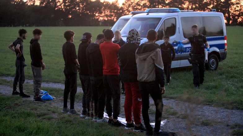 Die Polizei greift im September 2023 Dutzende Migranten in Cotta nahe Pirna auf. Foto: Daniel Förster