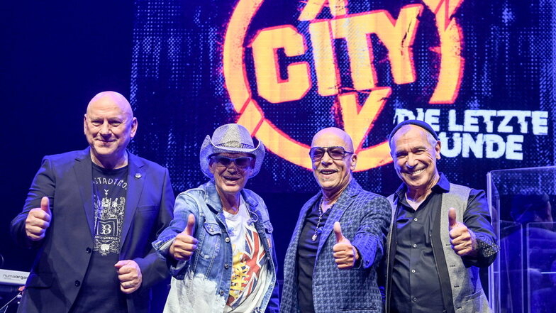 Die Musiker Manfred Hennig (l-r), Fritz Puppel, Toni Krahl und Georgi Gogow von der Band City bei einem Pressetermin zum 50-jährigen Bestehen im Jahr 2022.