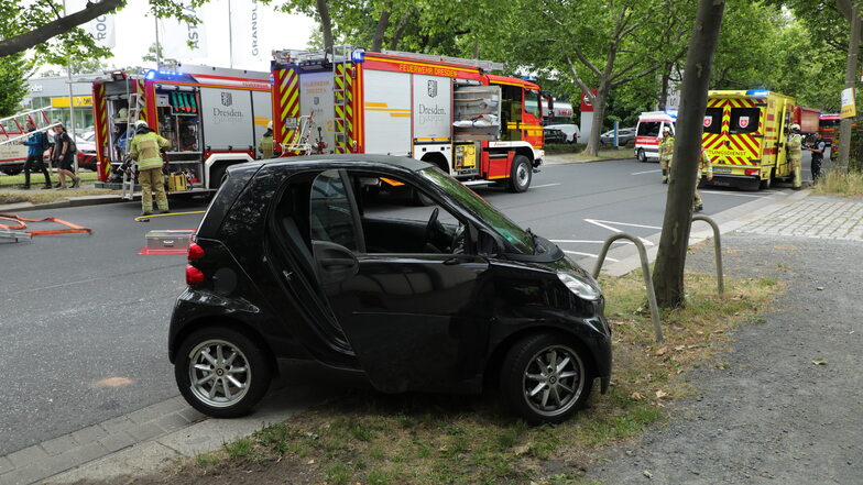 Schwerer Unfall in Dresdner Friedrichstadt: Autofahrerin wird eingeklemmt