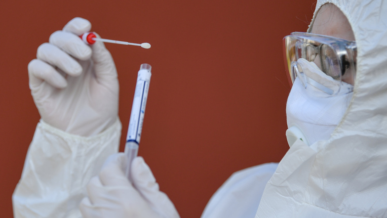 Für den gegenwärtigen Standard-Test auf Coronaviren nehmen Ärzte einen Rachenabstrich.