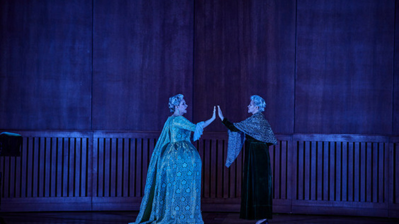 Szene aus "Capriccio" | Regisseur Jens-Daniel Herzog wandelt in seiner Inszenierung von Richard Strauss’ Opernvermächtnis durch die Zeit, visualisiert im Bühnenbild von Mathis Neidhardt.