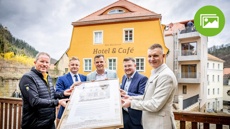 Feiern das neue Aparthotel: Jürgen Richter von der GH Projekt AG, die drei Investoren Martin Richter, Richard Mütze und Richard Gunkel sowie Königsteins Bürgermeister Tobias Kummer (v.l.).