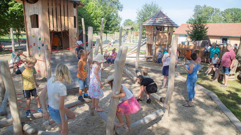 Die Kinder nahmen am Mittwoch den neuen Spielplatz gleich in Beschlag.