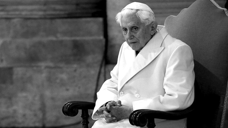 Der emeritierte Papst Benedikt XVI. sitzt im Dezember 2015 bei einer Messe im Petersdom. Der gebürtige Bayer ist im Alter von 95 Jahren gestorben.