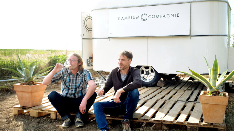 Martin Biedermann (links) und Dirk Dobiéy betreiben das Sekt und Weingut Cambium Compagnie im Käbschütztaler Mauna. Zu Himmelfahrt eröffnen sie erstmals eine Besenwirtschaft im Weinberg.