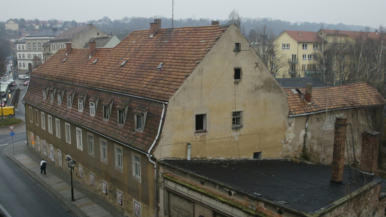 Ziemlich verfallen: So sah das barocke Wohnhaus Bahnhofstraße 1 in Pirna vor der Sanierung und dem Neubau des angrenzenden Scheunenhofcenters aus.