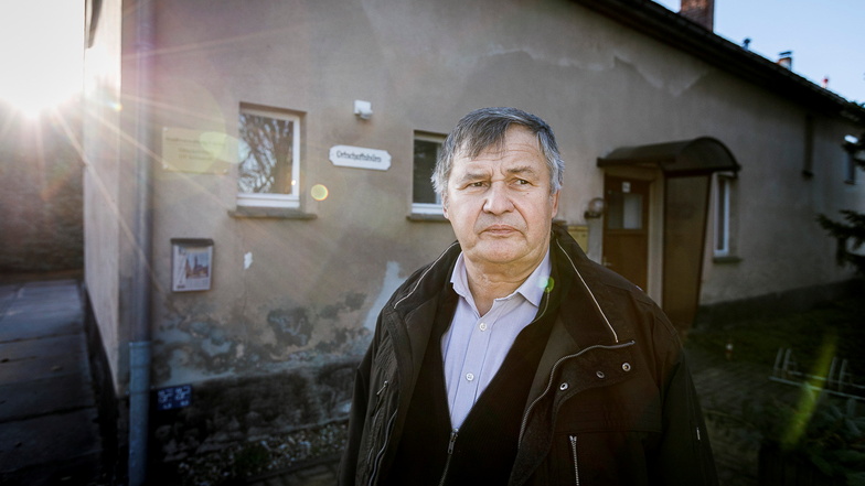 Ortsvorsteher Bernd Wünsche steht vor dem maroden alten Dorfgemeinschaftshaus Schlauroth. Er kann sich auf ein neues Bürgerhaus freuen.