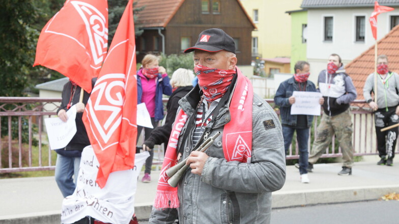 Mehrmals sind die Roßweiner Schmiedewerker mit ihrem Betriebsratschef Hans-Joachim Porst (vorn Mitte) auf die Straße gegangen, um für den Erhalt ihrer Arbeitsplätze zu demonstrieren.