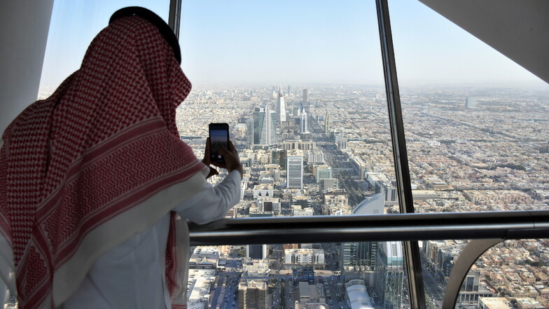 Gigantisch: Von der Sky Bridge im 99. Stock des King Towers kann man die Ausmaße der Hauptstadt Riad erahnen.