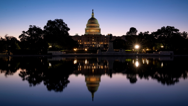 Washington: Der Himmel leuchtet bei Morgendämmerung blau über dem Kapitol, wo der Kongress für das neue Haushaltsgesetz gestimmt hat.