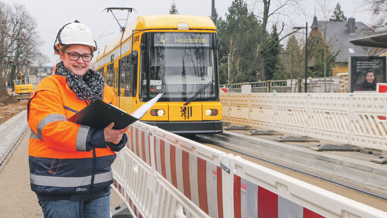 DVB-Bauleiterin Antje Zeibig koordiniert die Arbeiten an den Straßenbahngleisen, an der neuen Haltestelle Zillerstraße
und an der Fahrleitungsanlage. Ab Juni können Straßenbahnen und Autos hier wieder ohne Einschränkung fahren.