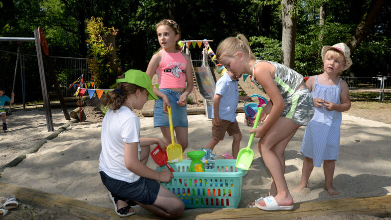 Mit Freude nehmen die Jüngsten den neuen Spielplatz im Schlosspark in Besitz. Die Gemeinde Waldhufen spendierte nicht nur Sandspielzeug, sie unterstützte auch das Bauvorhaben.