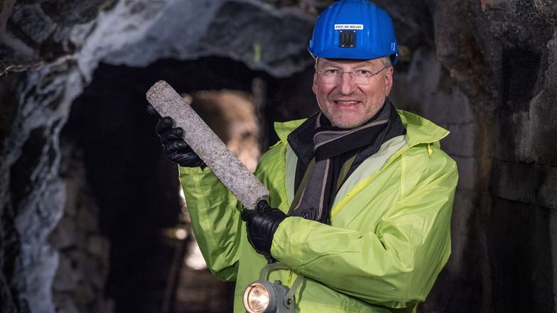 Der Glimmer verspricht Geschäft: Armin Mueller, Chef der Deutschen Lithium GmbH, präsentiert unter Tage ein Stück Bohrkern mit Lithiumglimmer. 125.000 Tonnen des Edelmetalls will seine Firma in Altenberg und Zinnwald aus dem Berg holen.