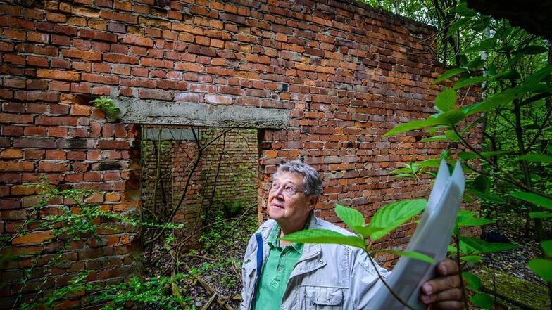 Der einstige Technologe Klaus Martin (71) steht zum ersten Mal in den Fundamenten"seiner Gaststätte". Er war 1967 der Planer der Anlage.