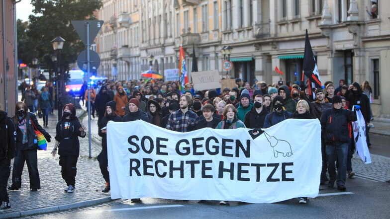 Demonstrationszug von "SOE gegen Rechts": "Die AFD als rassistische Partei ist ein Gegner einer bunten, offenen Gesellschaft."
