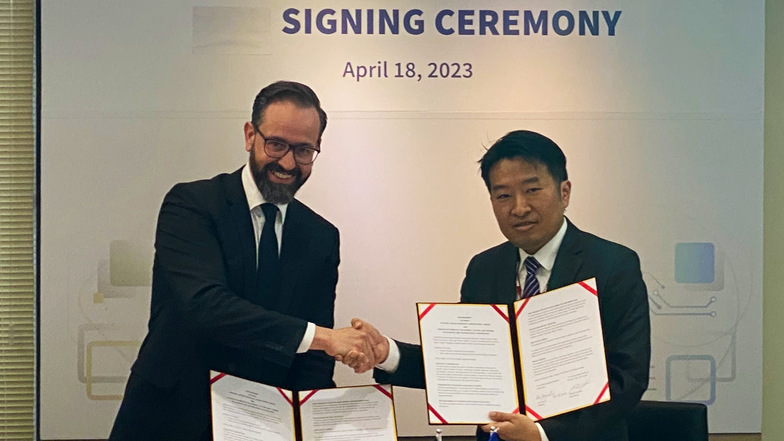 Sachsen Wissenschaftsminister Sebastian Gemkow (CDU) hat einen Vertrag mit dem taiwanesischen Technologieexperten Yu-Hsueh Hsu unterzeichnet.