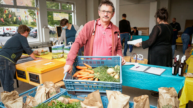 Peter Büttner von der gleichnamigen Kaffeerösterei aus Görlitz bringt zur Verteilung der Marktschwärmer Bautzen nicht nur Kaffee mit, sondern auch Gemüse von seinen Kollegen der Gärtnerei Jung aus Vierkirchen.