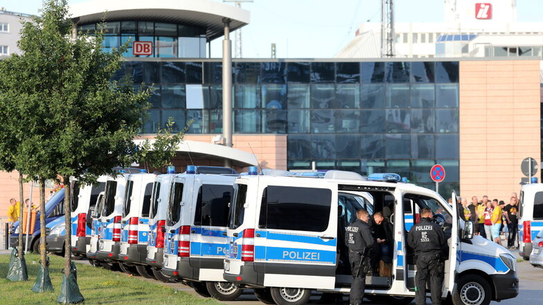 Das Prestigeduell zwischen dem FC Hansa Rostock und Dynamo Dresden wird von einem massiven Polizei-Aufgebot begleitet.
