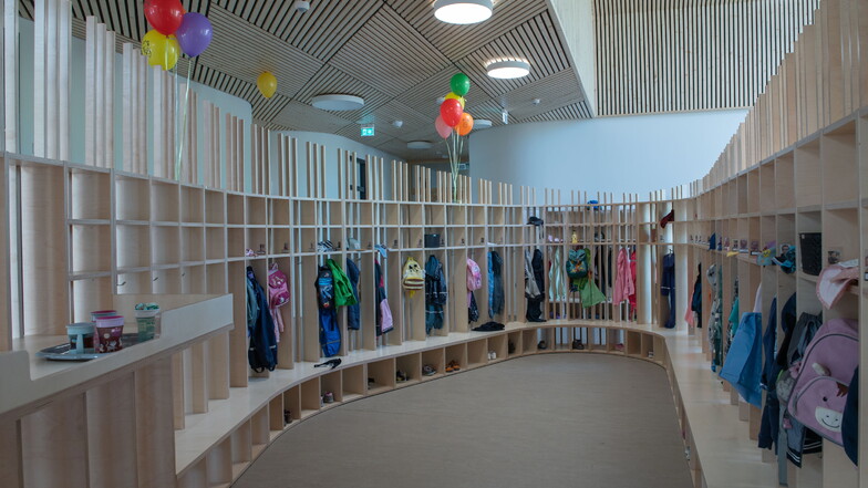 Für 111 Kinder gibt es auch eine großzügig gestaltete Garderobe.