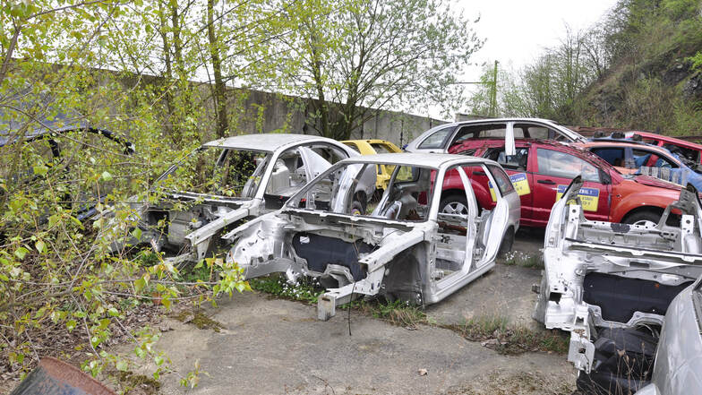 Blick in den Steinbruch in Usti nad Labem. Dort hat die Polizei bei einer Durchsuchung im April 2014 die Überreste von 170 gestohlenen Autos sichergestellt und den Hehler Jan H. verhaftet.