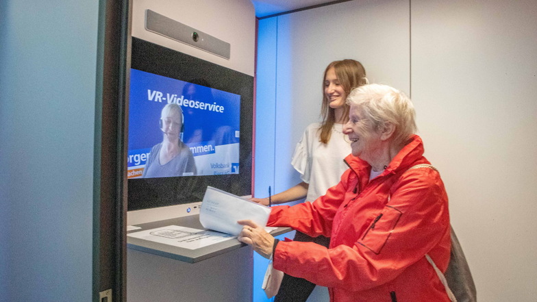 Rita Berndt (vorn) testet die neue Videokabine der Volksbank. Maxima Harsch (hinten) soll Unterstützung geben - und den Kunden vor allem die erste Scheu nehmen.