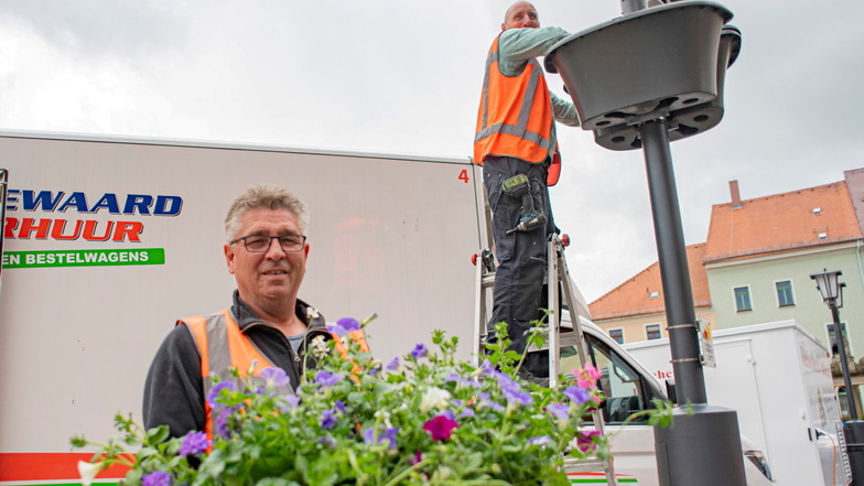 John van Swaay (r.) und Anton Hoogakker bringen Blumen aus Holland auf den Kamenzer Markt. Gewonnen hat sie die Stadt beim Wettbewerb "Ab in die Mitte". Das ist aber noch nicht alles - sondern nur der Vorbote für ein größeres Projekt.