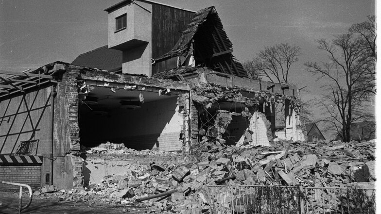 März 1997: Die Großenhainer Molkerei auf dem Topfmarkt wird zugunsten eines Kaufhausprojektes abgerissen.