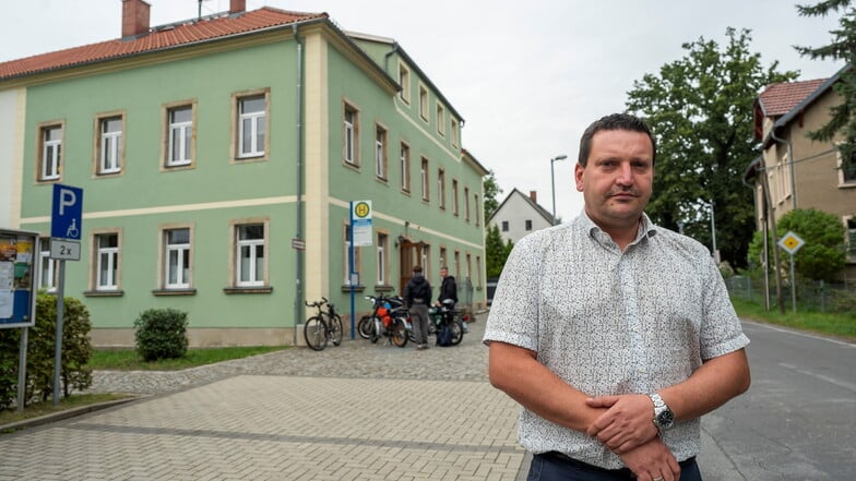 Björn Böhme vor dem Dorfgemeinschaftshaus in Fischbach.