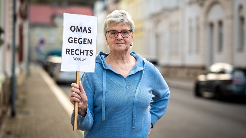 Mit Button und Plakaten setzt sich Donata Porstmann mit den „Omas gegen Rechts“ für eine friedliche Zukunft der kommenden Generationen ein.