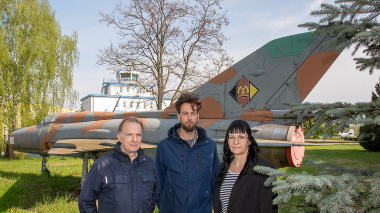 Das historische Jagdflugzeug am Kamenzer Flugplatz ist in die Jahre gekommen. Nicht nur Farbe blättert. Peter Pfeifer, Stefan Schmidt und Kathlen Geike (v.l.) kurbeln jetzt eine Initiative an, um die Maschine zu sanieren