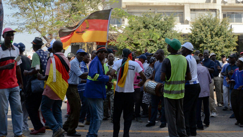 Jeden Mittwoch demonstrieren "Madgermanes" - so nennen sich Mosambiks einstige DDR-Vertragsarbeiter - vor dem Arbeitsministerium in Maputo. Sie fordern bis heute die volle Auszahlung ihrer DDR-Löhne.