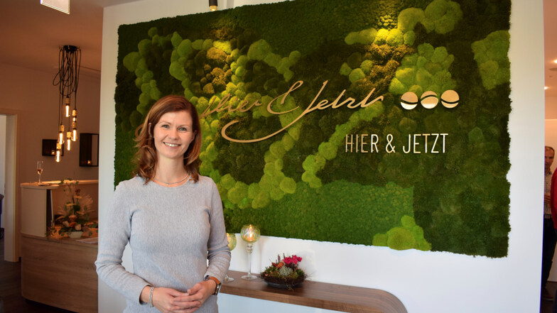 Geschäftsführerin Anja Ballandt im Eingangsbereich des neuen Begegnungshauses „Hier & Jetzt“ in Brischko. Ein Saal samt Küche und außerdem Ergotherapie-Räume sind hier entstanden.